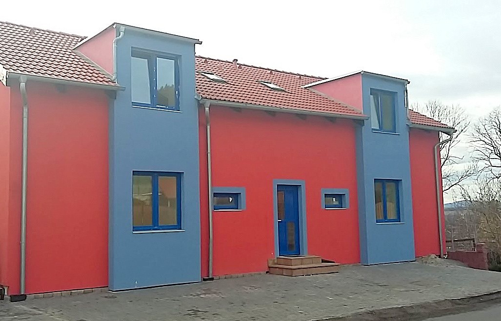 Oranžový domeček s modrými okny